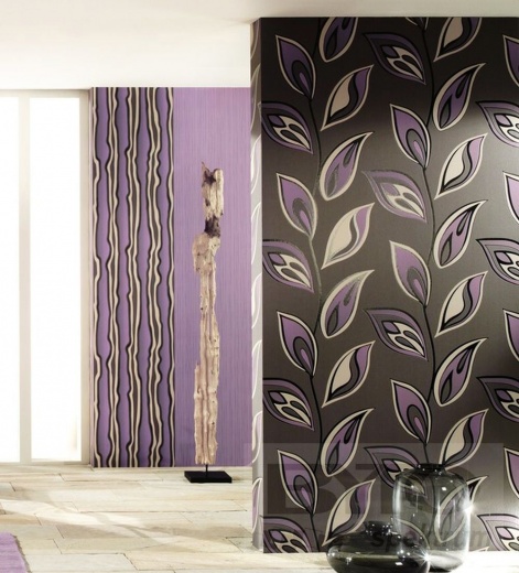 Такой прием комбинирования позволяет выделить целую стену либо другой архитектурный элемент, например, окно.