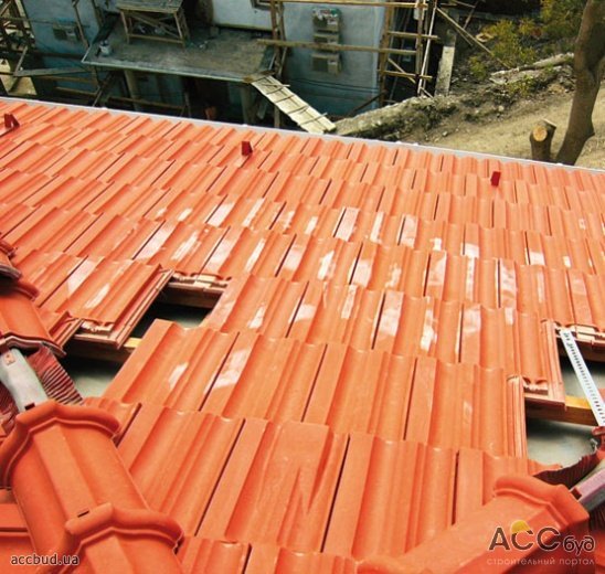 Демонтаж элементов черепицы для доступа к рейкам обрешетки фото